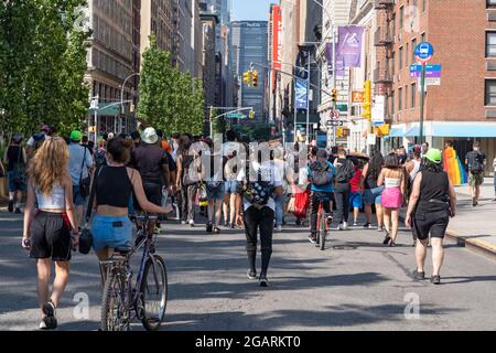 NEW YORK, NY LUGLIO 31: I partecipanti marciano su Park Avenue bloccando il traffico il 31 Luglio 2021 a New York City. I manifestanti hanno marciato slogan cantanti da Union Square Uptown. La "Black Lives Still Matter" richiede la responsabilità della polizia, sostenendo che la brutalità della polizia è ancora una questione che non si è sbiadita dalla coscienza pubblica. Foto Stock