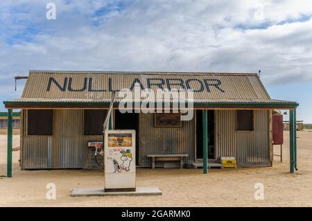 Restaurata reliquia storica della stazione di rifornimento Nullarbor Roadhouse sulla Eyre Highway, Australia del Sud vicino al confine con l'Australia Occidentale. Foto Stock