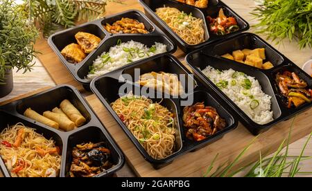 Spiccato cibo cinese da asportare. Porzioni di cibo asiatico. Foto Stock