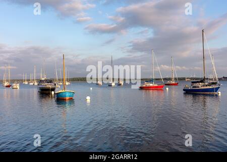 Barche di ancoraggio nella baia di Eckernförde in Schleswig-Holstein, Germania Foto Stock