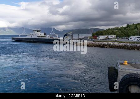 Bogenes, Norvegia - 19 luglio 2021: Auto e camion in attesa di salire a bordo del traghetto per le isole Lofoten a Bogenes, nel nord della Norvegia Foto Stock