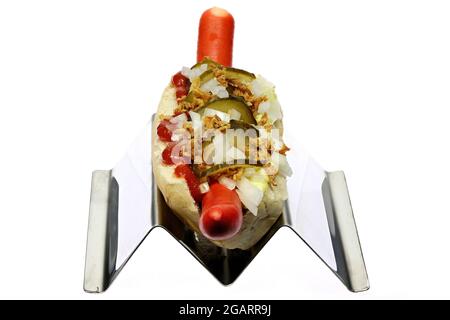 Hot dog in stile danese con tradizionale salsiccia rossa isolata su sfondo bianco Foto Stock