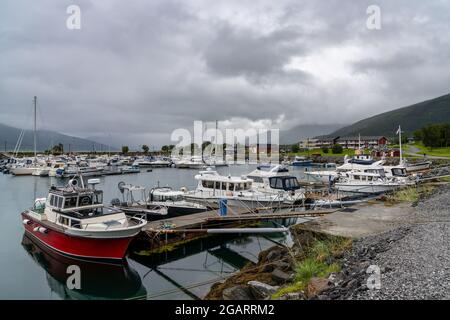 Nesna, Norvegia - 17 luglio 2021: Porto e porto sportivo di Nesna, sulla costa dell'Helgeland in Norvegia Foto Stock
