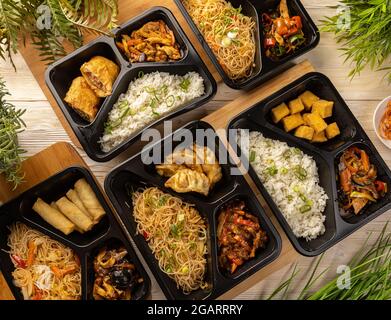 Piatto di cibo da asporto giapponese confezionato in scatole speciali. Foto Stock