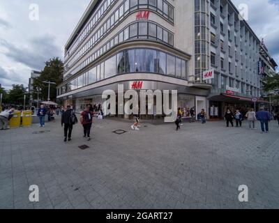 HANNOV, GERMANIA - 01 luglio 2021: L'edificio del negozio H&M con persone che passano ad Hannover, Germania Foto Stock