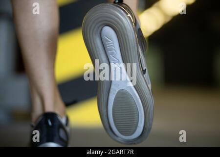 DISTRETTO DI BRCKO, BOSNIA-ERZEGOVINA - 17 giu 2020: Un primo piano di gambe maschili con sneakerst Nike Air Max 720 grigio nella città di Brcko, Bosnia Foto Stock