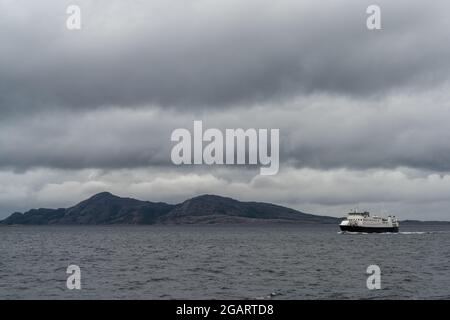 Jektvik, Norvegia - 17 luglio 2021: Nave da trasporto sul Vaerengfjord, sulla costa dell'Helgeland, nella Norvegia settentrionale Foto Stock