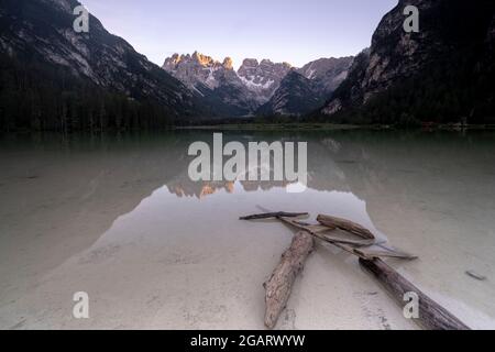 Tramonto sul lago Landro (Durrensee) con il gruppo Popena e Monte Cristallo sullo sfondo, Dolomiti, Alto Adige, Italia Foto Stock