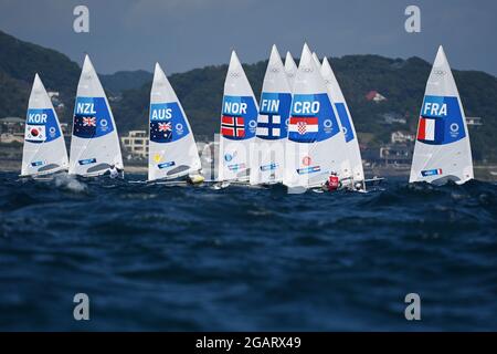 Kanagawa, Giappone. 1 agosto 2021. Gli atleti gareggiano durante la gara di medaglia laser a dinghy in una persona degli uomini in barca a vela ai Giochi Olimpici di Tokyo 2020 a Kanagawa, Giappone, 1 agosto 2021. Credit: Huang Zongzhi/Xinhua/Alamy Live News Foto Stock