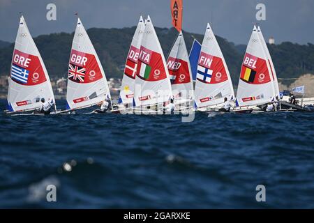 Kanagawa, Giappone. 1 agosto 2021. Gli atleti gareggiano durante la gara di medaglia radiale laser a una persona delle donne in barca a vela ai Giochi Olimpici di Tokyo 2020 a Kanagawa, Giappone, 1 agosto 2021. Credit: Huang Zongzhi/Xinhua/Alamy Live News Foto Stock