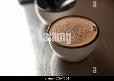 una tazza di caffè per testare il processo torrefatto Foto Stock