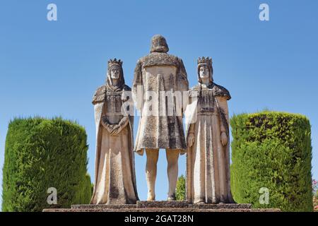 Statua di Cristoforo Colombo, Re Ferdinando e Regina Isabella nei giardini dell'Alcazar de los Reyes Cristianos, Cordova, Provincia di Cordova, An Foto Stock