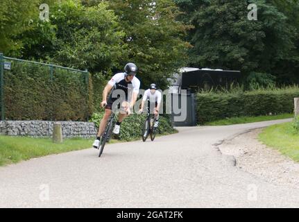 Maastricht, Paesi Bassi. 1 agosto 2021. Marcel Nijsten di Valkenburg (Paesi Bassi) in bici da strada durante il triathlon Ironman 70.3 Maastricht-Limburg, seguito da Maxim Mahoney degli Stati Uniti. A causa dell'acqua che scorre rapidamente nel fiume Mosa a seguito delle recenti inondazioni, la sezione di nuoto del corso è stata sostituita con una sezione di corsa supplementare, trasformando il triathlon in un evento Run-Bike-Run. Anna Carpendale/Alamy Live News Foto Stock