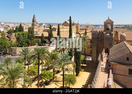 Vista sulla città vecchia dalle mura dell'Alcazar de los Reyes Cristianos, Cordova, provincia di Cordova, Andalusia, Spagna. Il Centro storico di Co Foto Stock