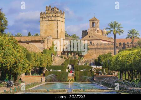 Cordova, Provincia di Cordova, Andalusia, Spagna meridionale. Alcazar de los Reyes Cristianos, palazzo-fortezza dei Re Cristiani, visto dai giardini di t Foto Stock