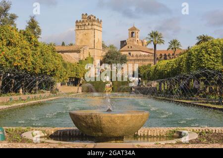 Cordova, Provincia di Cordova, Andalusia, Spagna meridionale. Alcazar de los Reyes Cristianos, palazzo-fortezza dei Re Cristiani, visto dai giardini di t Foto Stock