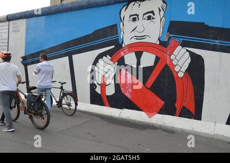 Il 60° anniversario della costruzione del Muro di Berlino - Galleria lato Est - Mikhail Gorbachev - Pittura di Georg-Lutz Rauschebart - Berlino, Germania - 7 luglio 2021. Foto Stock