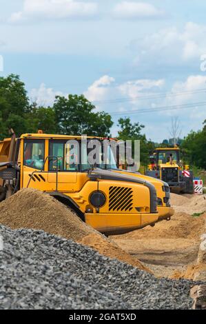 Macchine da costruzione parcheggiate in un cantiere Foto Stock