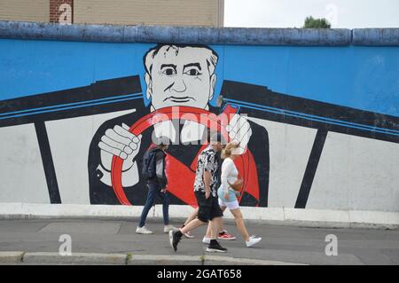 Il 60° anniversario della costruzione del Muro di Berlino - Galleria lato Est - Mikhail Gorbachev - Pittura di Georg-Lutz Rauschebart - Berlino, Germania - 7 luglio 2021. Foto Stock