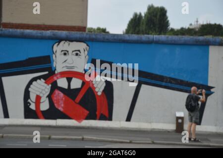 Il 60° anniversario della costruzione del Muro di Berlino - Galleria lato Est - Mikhail Gorbachev - Pittura di Georg-Lutz Rauschebart - Berlino, Germania - 7 luglio 2021. Foto Stock