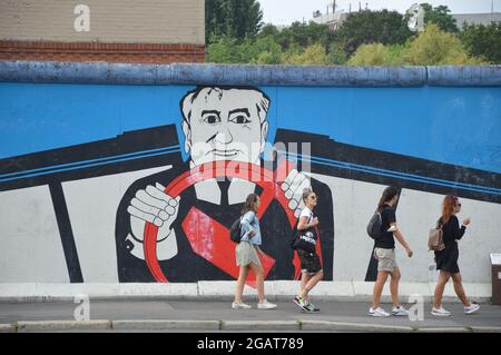 Il 60° anniversario della costruzione del Muro di Berlino - Galleria lato Est - Mikhail Gorbachev - Pittura di Georg-Lutz Rauschebart - Berlino, Germania - 7 luglio 2021. Foto Stock