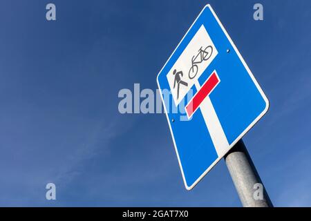 Segnale stradale tedesco: No attraverso la strada, aperto per ciclisti e pedoni Foto Stock