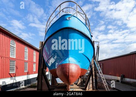 Peschereccio in cantiere per la manutenzione Foto Stock