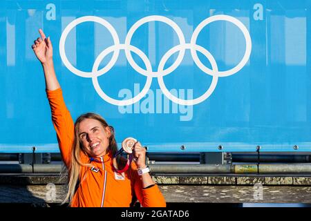 TOKYO, GIAPPONE - 1 AGOSTO: Marit Bouwmeester dei Paesi Bassi si pone per una foto mentre celebra la sua medaglia di bronzo durante la cerimonia di Medaglia della vela durante i Giochi Olimpici di Tokyo 2020 al Sagami il 1 agosto 2021 a Tokyo, Giappone (Foto di Ronald Hoogendoorn/Orange Pictures) NOCNSF Foto Stock