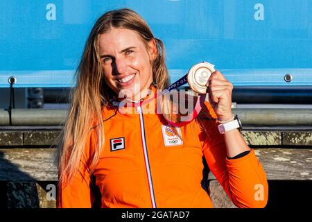 TOKYO, GIAPPONE - 1 AGOSTO: Marit Bouwmeester dei Paesi Bassi si pone per una foto mentre celebra la sua medaglia di bronzo durante la cerimonia di Medaglia della vela durante i Giochi Olimpici di Tokyo 2020 al Sagami il 1 agosto 2021 a Tokyo, Giappone (Foto di Ronald Hoogendoorn/Orange Pictures) NOCNSF Foto Stock