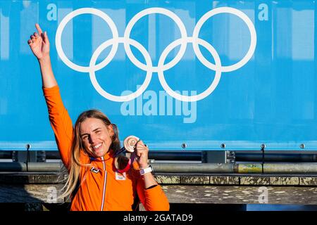 TOKYO, GIAPPONE - 1 AGOSTO: Marit Bouwmeester dei Paesi Bassi si pone per una foto mentre celebra la sua medaglia di bronzo durante la cerimonia di Medaglia della vela durante i Giochi Olimpici di Tokyo 2020 al Sagami il 1 agosto 2021 a Tokyo, Giappone (Foto di Ronald Hoogendoorn/Orange Pictures) NOCNSF Foto Stock