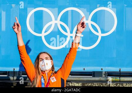 TOKYO, GIAPPONE - 1 AGOSTO: Marit Bouwmeester dei Paesi Bassi che celebra la sua medaglia di bronzo durante la cerimonia di Medaglia della vela durante i Giochi Olimpici di Tokyo 2020 al Sagami il 1 agosto 2021 a Tokyo, Giappone (Foto di Ronald Hoogendoorn/Orange Pictures) NOCNSF Foto Stock