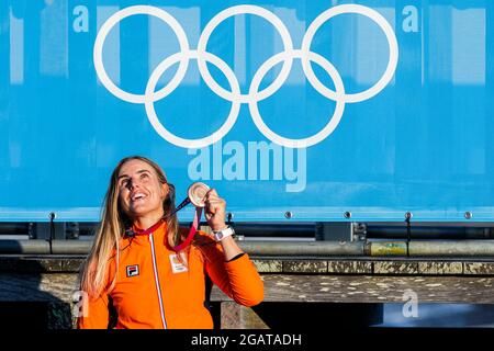 TOKYO, GIAPPONE - 1 AGOSTO: Marit Bouwmeester dei Paesi Bassi si pone per una foto mentre celebra la sua medaglia di bronzo durante la cerimonia di Medaglia della vela durante i Giochi Olimpici di Tokyo 2020 al Sagami il 1 agosto 2021 a Tokyo, Giappone (Foto di Ronald Hoogendoorn/Orange Pictures) NOCNSF Foto Stock