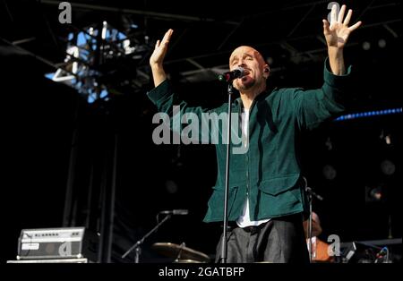 TIM BOOTH di JAMES , esibendosi sul palco all'ippodromo di Doncaster , Regno Unito , 17.08.2019 Foto Stock