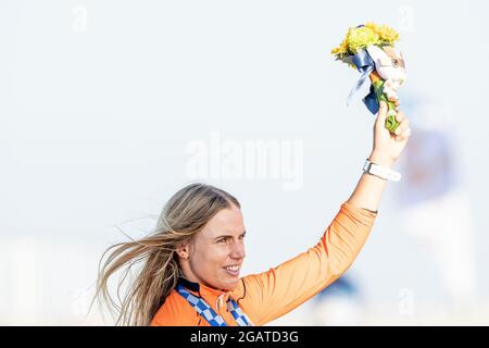 TOKYO, GIAPPONE - 1 AGOSTO: Marit Bouwmeester dei Paesi Bassi si pone per una foto mentre celebra la sua medaglia di bronzo durante la cerimonia di Medaglia della vela durante i Giochi Olimpici di Tokyo 2020 al Sagami il 1 agosto 2021 a Tokyo, Giappone (Foto di Ronald Hoogendoorn/Orange Pictures) NOCNSF Foto Stock