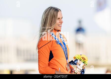 TOKYO, GIAPPONE - 1 AGOSTO: Marit Bouwmeester dei Paesi Bassi si pone per una foto mentre celebra la sua medaglia di bronzo durante la cerimonia di Medaglia della vela durante i Giochi Olimpici di Tokyo 2020 al Sagami il 1 agosto 2021 a Tokyo, Giappone (Foto di Ronald Hoogendoorn/Orange Pictures) NOCNSF Foto Stock