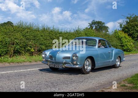 1965 60s blu VW Volkswagen Karmann Ghia 1600cc 2DR benzina coupé in rotta per Capesthorne Hall classico luglio car show, Cheshire, UK Foto Stock