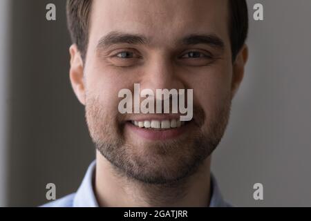 Primo piano ritratto ritagliato di bel giovane ragazzo con il volto bearded Foto Stock