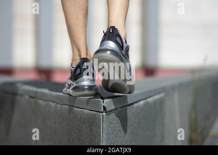 DISTRETTO DI BRCKO, BOSNIA-ERZEGOVINA - 17 giugno 2020: Un primo piano di gambe maschili con scarpe da ginnastica Nike Air Max 720 grigie nella città di Brcko, Bosnia Foto Stock