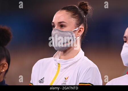 La ginnastica belga Nina Derwael ha raffigurato prima dell'evento finale dei singoli sbarre irregolari nel concorso di ginnastica artistica, il decimo giorno della 'T. Foto Stock