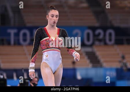 La ginnastica belga Nina Derwael ha raffigurato durante l'evento finale dei singoli sbarre irregolari nel concorso di ginnastica artistica, il decimo giorno della 'T. Foto Stock