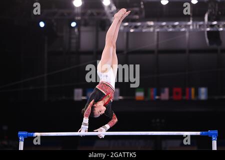 La ginnastica belga Nina Derwael ha raffigurato in azione durante l'evento finale dei singoli sbarre irregolari nel concorso di ginnastica artistica, il decimo giorno Foto Stock