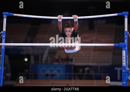 La ginnastica belga Nina Derwael ha raffigurato in azione durante l'evento finale dei singoli sbarre irregolari nel concorso di ginnastica artistica, il decimo giorno Foto Stock