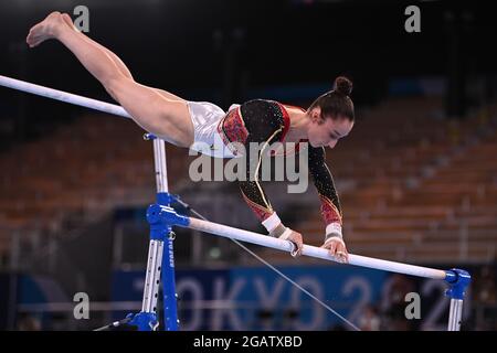 La ginnastica belga Nina Derwael ha raffigurato in azione durante l'evento finale dei singoli sbarre irregolari nel concorso di ginnastica artistica, il decimo giorno Foto Stock