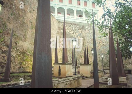 Le sculture puntano fino ad un vecchio convento sulla cima di un'antica parete nella Vecchia San Juan. Foto Stock