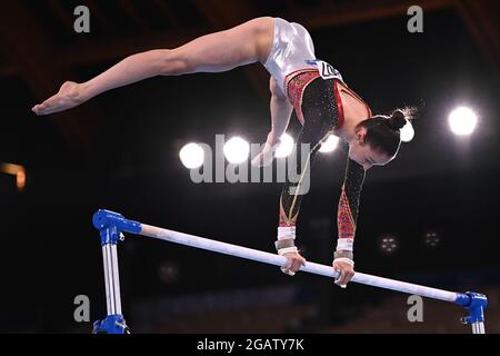 La ginnastica belga Nina Derwael ha raffigurato in azione durante l'evento finale dei singoli sbarre irregolari nel concorso di ginnastica artistica, il decimo giorno Foto Stock