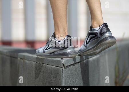 DISTRETTO DI BRCKO, BOSNIA-ERZEGOVINA - 17 giugno 2020: Un primo piano di gambe maschili con scarpe da ginnastica Nike Air Max 720 grigie nella città di Brcko, Bosnia Foto Stock