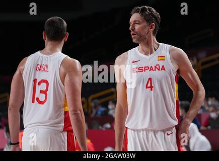 Saitama, Giappone. 1 agosto 2021. Marc Gasol e Pau Gasol (R) della Spagna reagiscono durante la partita preliminare di basket maschile tra Spagna e Slovenia ai Giochi Olimpici di Tokyo 2020 a Saitama, Giappone, 1 agosto 2021. Credit: Meng Yongmin/Xinhua/Alamy Live News Foto Stock