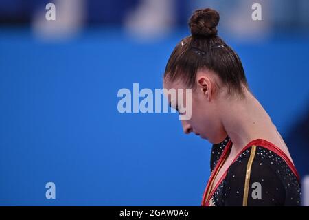 La ginnastica belga Nina Derwael ha raffigurato durante l'evento finale dei singoli sbarre irregolari nel concorso di ginnastica artistica, il decimo giorno della 'T. Foto Stock