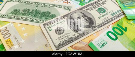 Panorama della tessitura realizzata con banconote statunitensi ed europee Foto Stock