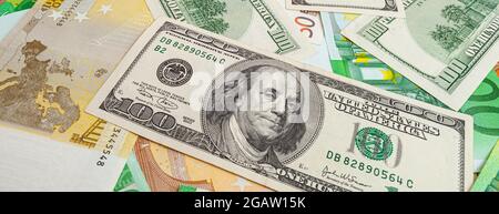 Panorama della tessitura realizzata con banconote statunitensi ed europee Foto Stock